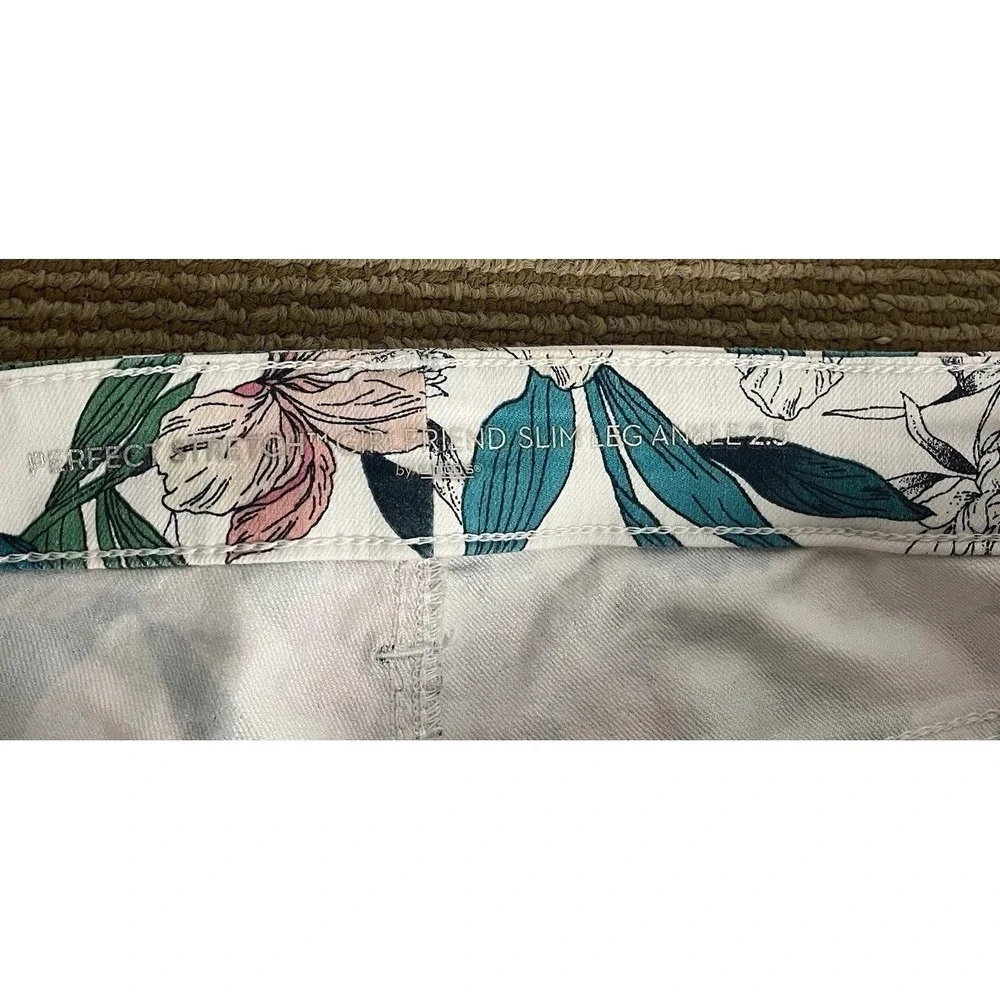 Chicos Pants 2.5 Multicolor‎ Floral Perfect Straight Stretch Girlfriend Slim Leg